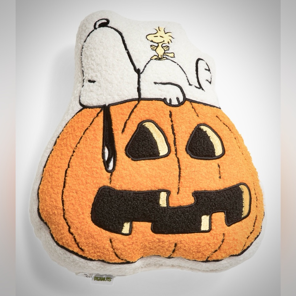 Peanuts snoopy sherpa pillow NWT 2025